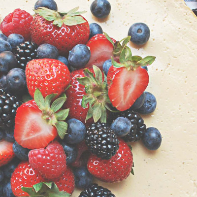 Gâteau au fromage dans une croûte aux amandes et noix de coco