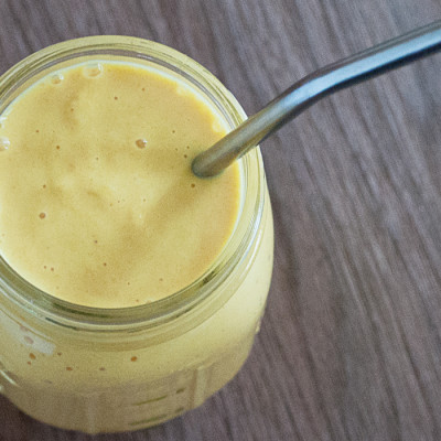 Smoothie doré au lait et à la mangue