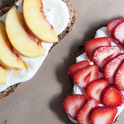 Toast with yogurt and seasonal fruit