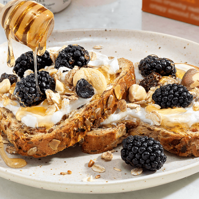 rôties garnies de miel et de muesli aux noix